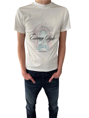 Vit Essence Style t-shirt med tryck - Vit t-shirt från Essence Style med ett stort tryck framtill som föreställer en svan och ett dekorativt valv i pastellfärger. T-shirten har rund halsringning och korta ärmar. Perfekt för dig som gillar stilrena plagg med unik design.
