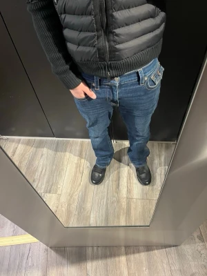 Blå True Religion jeans  - Tryck inte på köp direkt. Säljer ett par true religion byxor då dom är för små, i mycket bra skick. Innebenslängden är 80cm skriv för fler bilder eller frågor! Pris kan diskuteras 