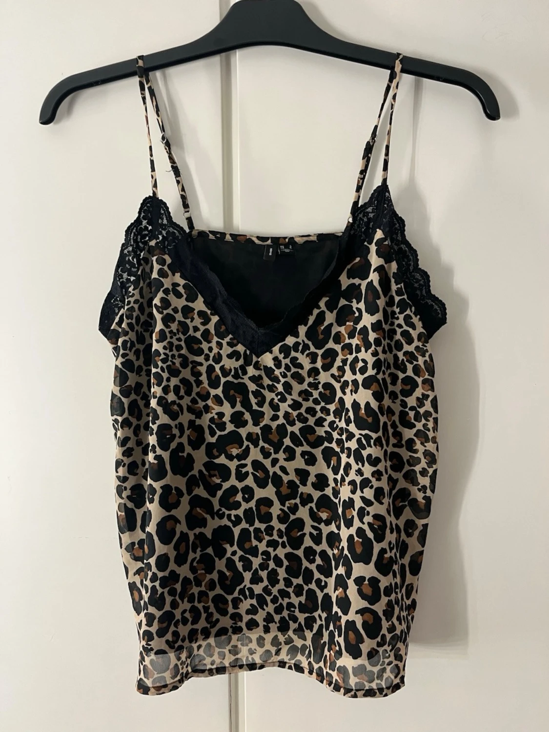 Leopardmönstrad linnetopp med spets