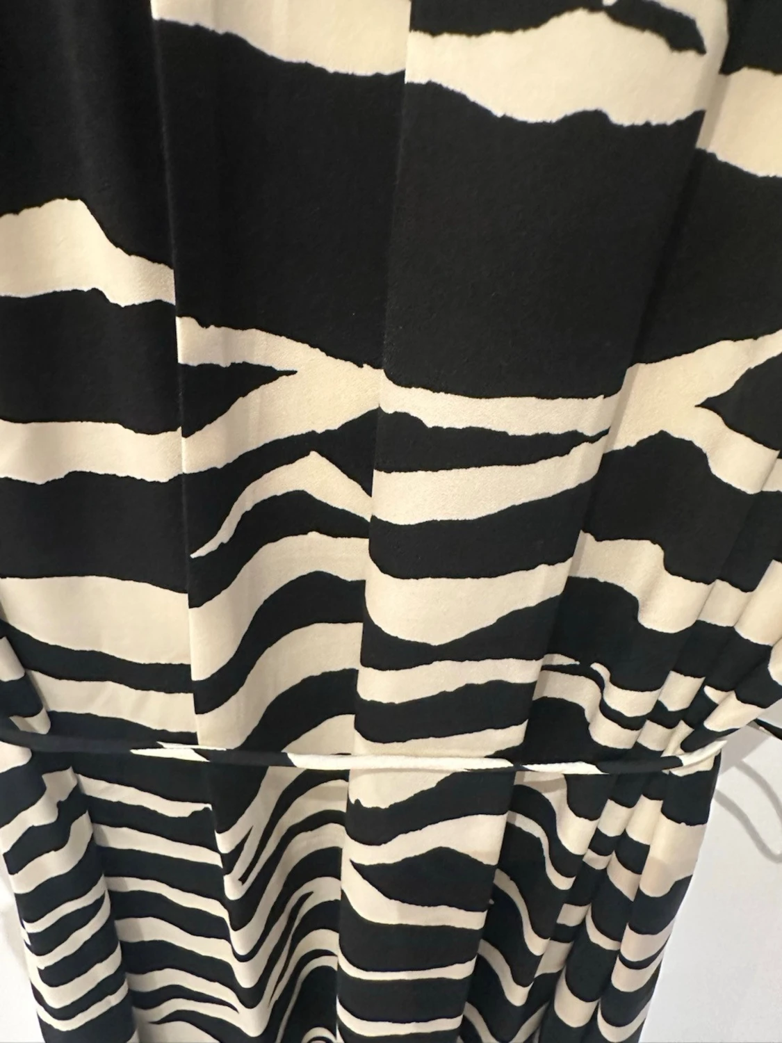 Svartvit långklänning med zebramönster - 1