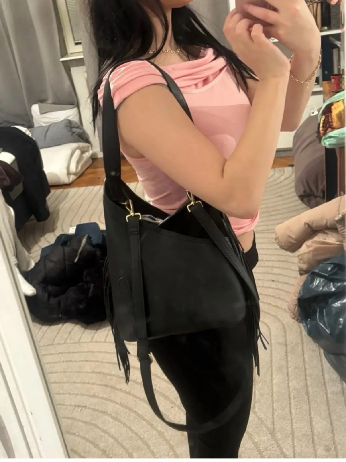 Svart axelväska med fransar - 1