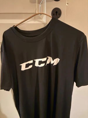 Svart CCM t-shirt med logga - Snygg svart t-shirt från CCM med stor vit logga på bröstet. 