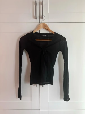 Svart topp - Spets genomskinligt topp, det är öppen framför tröjan och man knyter, sitter jättefint, unik o vintage.