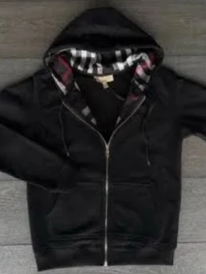 Burberry zipper svart M/S - Som ny helt svart med designer på luvan knappast använd iga håll IgA slitna tecken ele platser bra zipp funkar oxå med size S