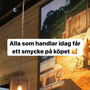 Extra gåva på köpet  - Säljer ett smycke, men ingen specifik information om typ, färg, form, märke eller material framgår av bilden.