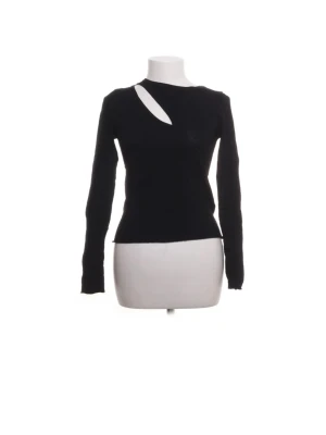 Svart långärmad topp med cut out - Svart långärmad topp med en cool cut out-detalj vid axeln både fram och bak