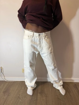 Vita jeans straight fit - Snygga vita Levi's 501 designade jeans med klassisk rak passform och femficksdesign. Jeansen har normal midja och är tillverkade i robust bomullsdenim. Perfekta för dig som vill ha en clean och tidlös look.