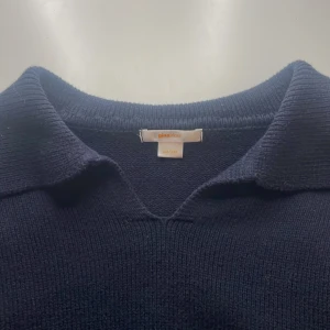 Mörkblå stickad tröja från Gina Tricot - Föreslå ett pris! Säljer min mörkblåa stickade tröja från Gina Tricot pga den är för liten💓💓 Den är storlek 146-152 och i bra skick, pris kan diskuteras!!😚