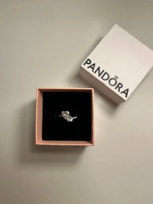 Silverring med hjärtan från Pandora - Super söt Pandora ring i strl 48 💕Säljer den då jag inte längre är en silver tjej :( Använts få gånger. 