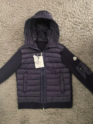 Moncler cardigan  - Fint o ha på sig den o bra t väder!