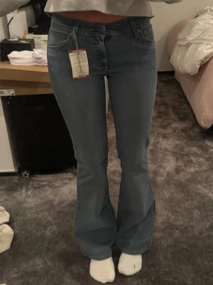 Bootcut jeans med låg midja  - Super snygga jeans som är bootcut och är low waist. W 26 L33🥰 passar både xs och s