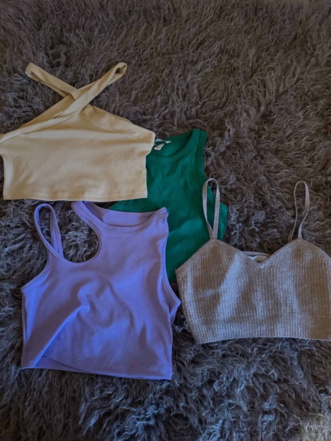 Fyra trendiga ribbade linne-toppar