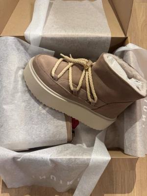 Inuikki Clasic Low Platform  - Säljer ett par helt oanvända Inuikii CLASSIC LOW PLATFORM. En snygg och bekväm stövel med en platformsula. Den har en ovandel i mocka, en snörning och en varm foder. Stövlen är perfekt för vardagsbruk och kan stylas upp eller ner.