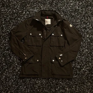 Moncler Filed Jacket - Tja, säljer nu min Moncler Field Jacket i storlek 2, köpte den nyligen på Vestiaire Collective men den var inte riktigt min stil. Jackan är såklart 100% äkta och passar mig som är 178cm och 75kg. Tveka inte på att höra av dig vid fler frågor och funderingar🤩
