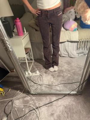 Lila bootcut jeans med låg midja - Snygga lila jeans med bootcut och låg midja. Jeansen har klassisk femficksdesign och raka ben med lätt utsvängning nertill. Perfekta för dig som vill sticka ut med en cool färg och trendig look. Det står ingen längd i byxorna men jag är 170 cm lång.