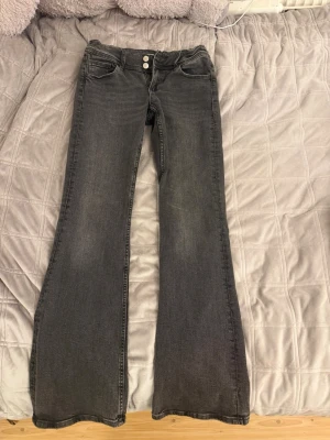 Ginatricot lågmidjade jeans  - Ett par lågmidjade gråa jeans från Gina, storleken är 164 passar mig som är xs, (men man kan tajta till dom och förstora med band där inne). Har knappt använt den,  Priset går att diskuteras 💕