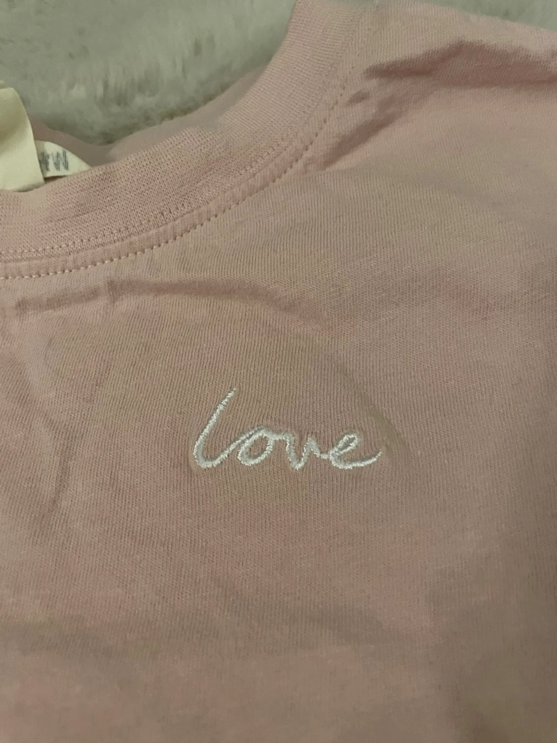 Ljusrosa t-shirt med broderi - 1