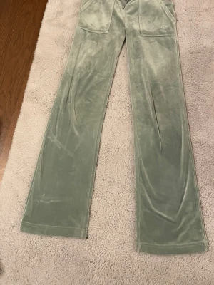 Ljusgröna mjukisbyxor från juicy - Snygga mintgrönaktiga juicy byxor 