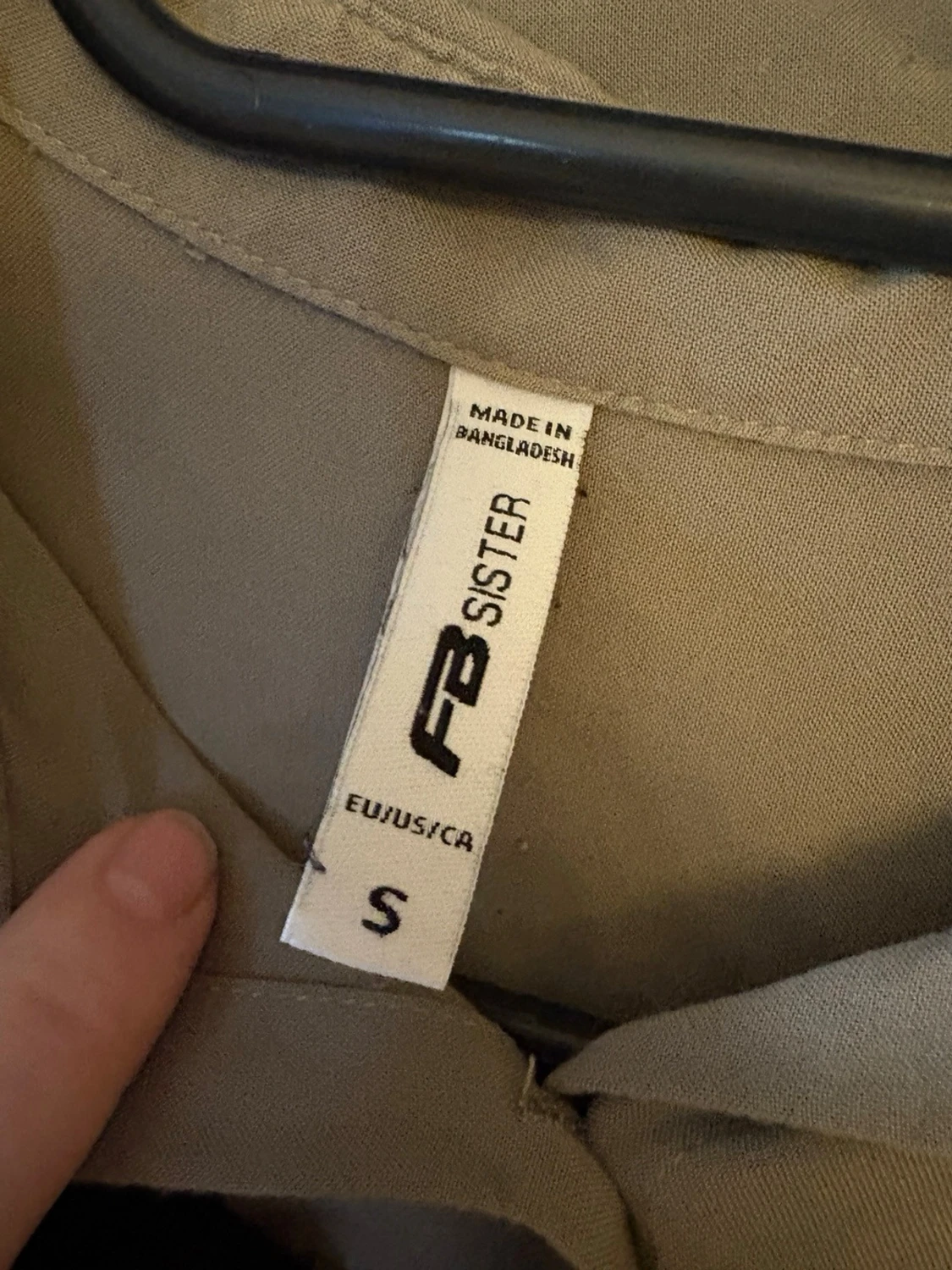 Beige croppad skjorta från FB Sister - 1