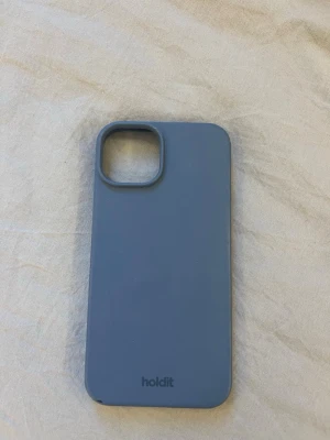 Blått mobilskal från Holdit - Till iPhone 13!! Snyggt blått mobilskal från Holdit med matt finish och stilren design. Skalet är gjort i mjukt silikonmaterial som ger bra grepp och skydd runt hela mobilen. Passar perfekt för dig som vill ha ett enkelt men trendigt skal till din iPhone.