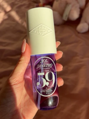 Sol de Janeiro Cheirosa 59  - Säljer min halvfulla Sol de Janeiro Cheirosa 59 bodymist🩷 Doften har inslag av orkidé, vanilj och sandelträ. Flaskan har ca 45ml, dvs hälften kvar! 