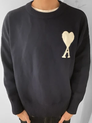 Ami pullover - Skön mörkblå tröja som passar till allt👌                          Storlek M. Modellen är 185 och väger 65.