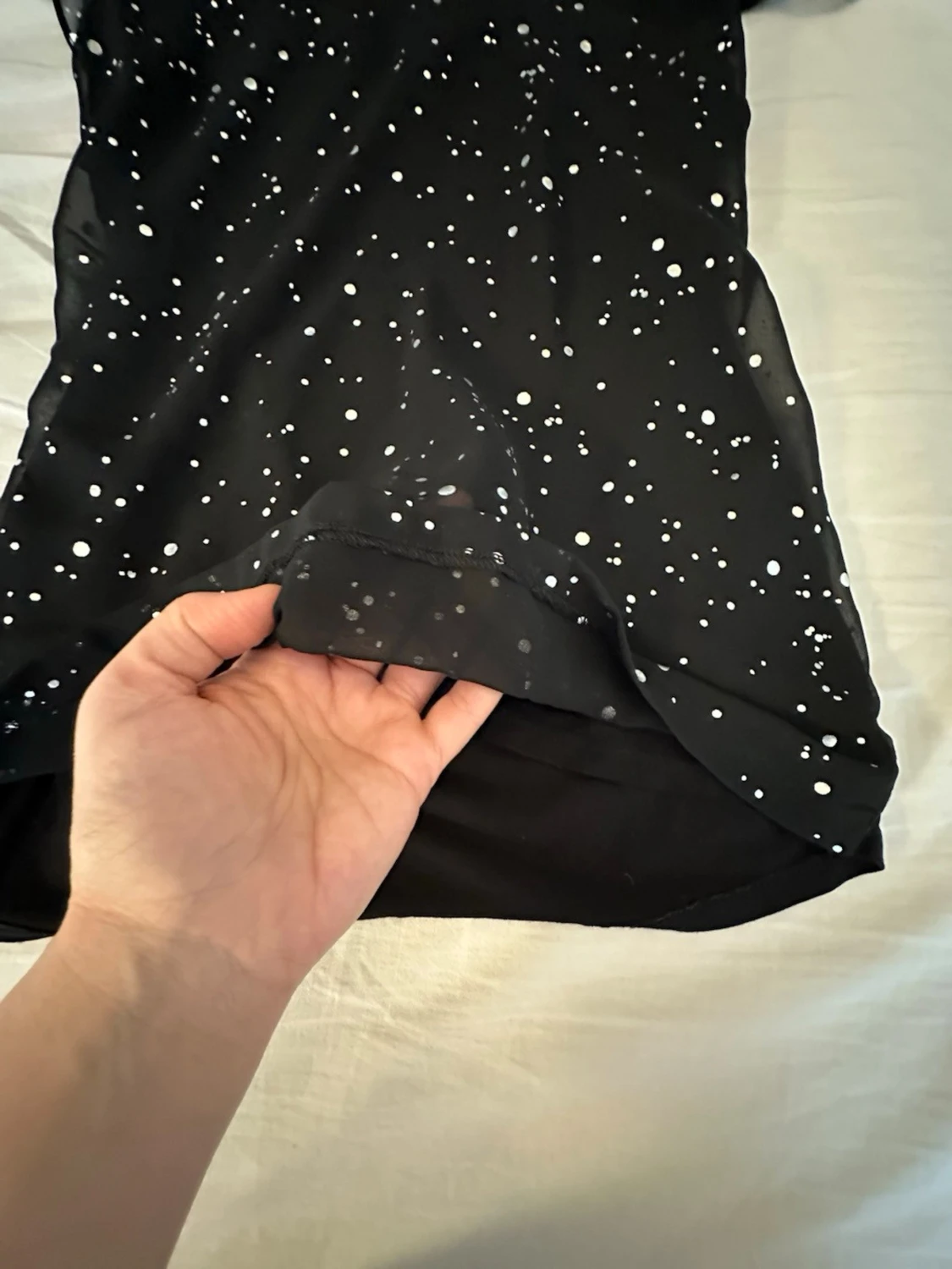 Svart topp med knyt och prickar - 1