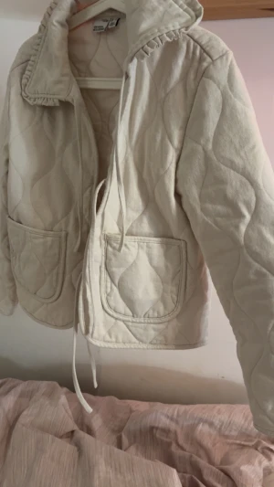 Beige quiltad jacka med snörning - Köpt på vero Moda köpte för ungefär 700 säljer nu för 490 pris kan alltid diskuteras använt 2-3 gngr 