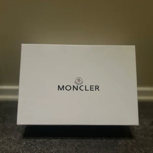 Moncler Lunarove Low Top Sneakers Strl 42 - Fräscha & snygga Moncler Sneakers Strl 42 knappast använda, använda endast 1-2 gånger! nypris ca 7.500kr. Finns i Stockholm att köpa, kan mötas upp eller fraktas!