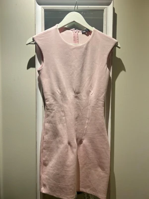 Ljusrosa klänning från Zara - supersnygg ljusrosa klänning från zara. säljs inte längre, helt oanvänd