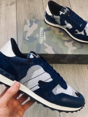 Valentino Garavani camo sneakers blå - Fräscha rockrunners använda några gånger nypris ca 6000 kr säljer för mer än hälften. 28 cm utsidan 26 cm insidan kom med bud!!! Box medkommer ej endast Dustbag 