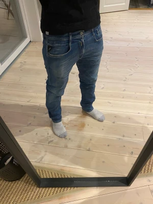 replay anbass jeans - Ett par sjysta blå jeans från replay i modell Anbass. Dom är i stl w32 L32 och sitter riktigt bra. Hör av er vid frågor och funderingar!🙂