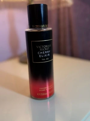 Victoria's Secret Cherry Elixir No. 33 - Cherry Elixir No. 33 från Victoria's Secret är en parfymmist i en snygg cylinderformad flaska med svart och röd färgtoning. Flaskan rymmer 250 ml och har gulddetaljer på etiketten. Doften är fruktig och sensuell med körsbärstoner.