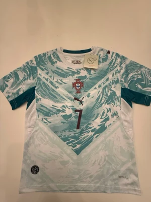 Ronaldo Portugal Limited edition tröja - Fotbollströjor i storlek M. Helt ny och oanvänd, med tag kvar. Detaljrik i inofficiell version. 