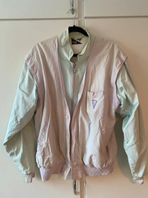 Vindjacka  - Super snygg och skönt vindjacka perfekt till våren! 