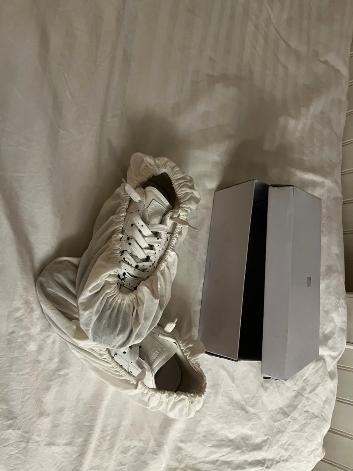 Svarta och vita sneakers med färgstänk - 1