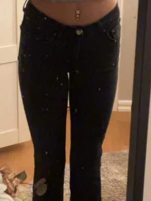 Svarta bootcut jeans - Snygga svarta jeans med bootcut-modell och klassisk femficksdesign från Gina. Jeansen har en låg midja och flared ben. Perfekta för en trendig och avslappnad look.