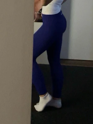 Gtech tights  - Gtech tights i färgen violet (skiftar mellan blå och lila beroende på ljus). Storlek S. Knappt använda.