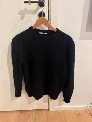Svart merinoulltröja från Cubus - Tja! Säljer denna tröja från Cubus |storlek är egentligen M men den krymptes i tvätten så sitter numera som en XS | hör av er vid eventuella frågor!