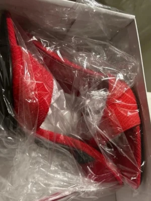 Röda klackar  - Snygga röda pumps med öppen tå och hög smal klack. Skorna har en spetsig form och bred rem över foten. Materialet ser ut att vara syntet med en lätt textur. Perfekt för dig som vill sticka ut med färg och stil.  