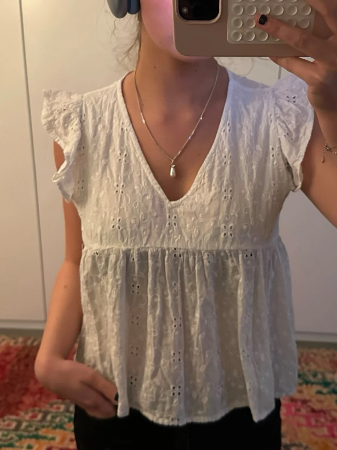 Vit blus med spets och volangärm - 1