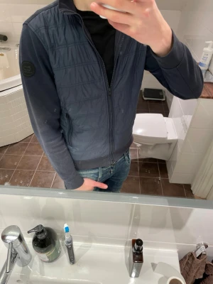 Woolrich cardigan - Säljer nu denna cardigan från Woolrich | storlek S passar XS | skick 7/10 inget som märks vid andvändning | Pris 1299kr | kom privat för frågor pris ej hugget i sten.