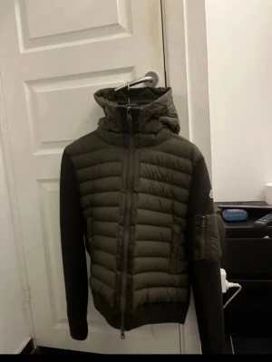 Moncler cardigan herr Large  - Moncler cardigan herr Large, Nfc på loggan så man kommer direkt till hemsidan. Qr kod , färg grön 