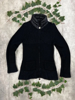 Moncler Maglia Tricot Cardigan – Black – Strl M - "|Färg: Svart | Modell: Maglia Tricot Cardigan, hybrid/zip | Storlek: M, slimmad passform | Skick: Grade A, 10/10 | Hör av dig ifall du har funderingar!"