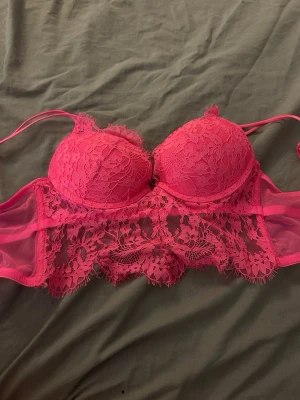 Skrikrosa spets bh - Snygg men tyvärr ej blivit använd lite push men inte alls mycket passar A-B cupa