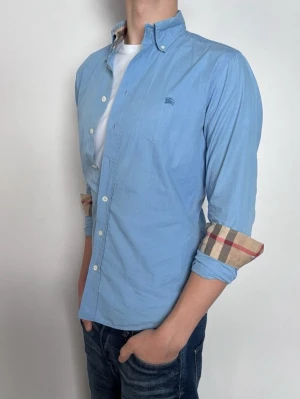 Burberry Skjorta - Följare får 100kr rabbat på originalpriset! Skjortan från Burberry är i storlek M. Den är i ny skick och supersnygg. Nypris ca 4000kr! Glöm inte att följa🌊🍾