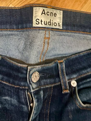 Acne studios jeans - Säljer dessa acne jeans i en mörkblå färg, dem e slim fit och st L 32 W 32. Nypris är cirka 2000, byxorna har en liten deffekt vid skrevet men de har sytts igen. Skriv om andra frågor eller bilder🙏🏼