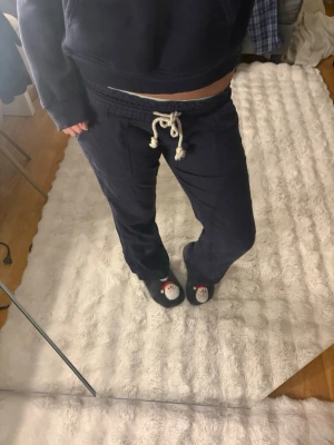 Mörkblåa linnebyxor ifrån Roxy - Mörkblå linnebyxor ifrån Roxy i storlek S! Super fina och bara använda någon gång, som nya💗💗