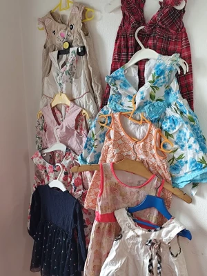 Mix av färgglada barnklänningar - Säljer ett paket med flera söta barnklänningar i olika färger och mönster. Här finns blommiga, rutiga, prickiga och enfärgade klänningar i både ljusa och mörka toner. Materialen varierar mellan bomull och syntet, och flera klänningar har fina detaljer som volanger, spets och knappar. Du är varmt välkommen att kika på mina andra annonser.