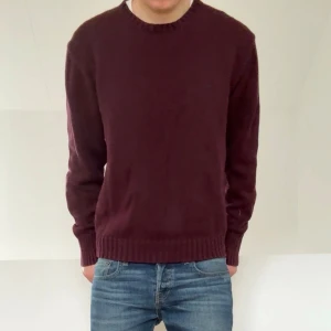 Ralph Lauren tröja, vinröd - Säljer en sjukt fet tröja från Ralph Lauren i färgen vinröd. Tröjan är i bra skick då den har varit väl omhändertagen och är i L men sitter mer som M. Hör gärna av er vid frågor elr funderingar!!